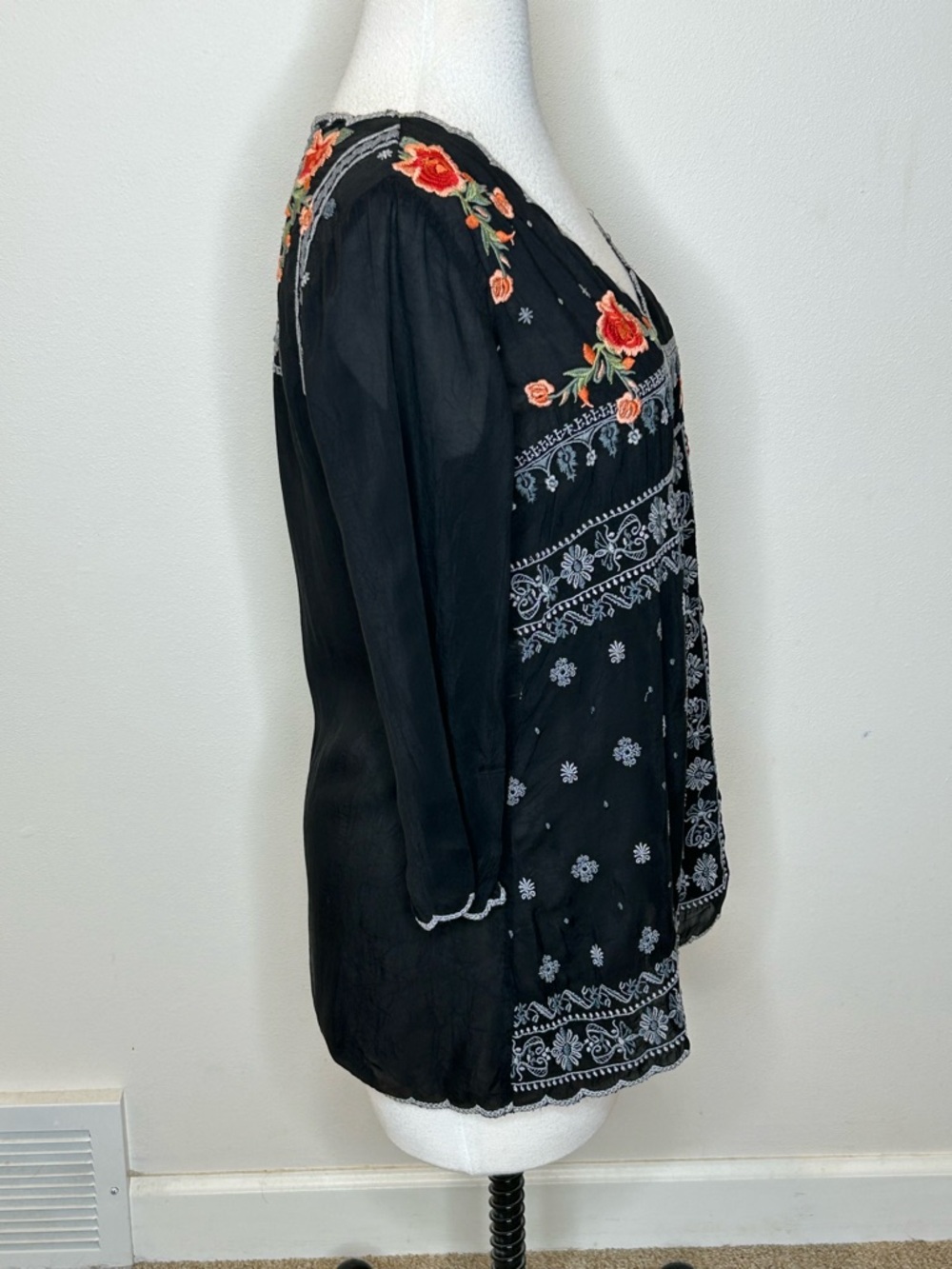 Johnny Was Black Floral Embroidered V-Neck Tunic Rayon Size XS - Picture 4 of 9